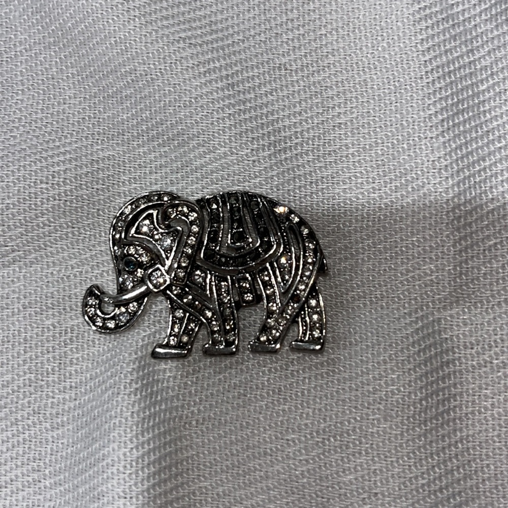 *FREE WITH ANY BUNDLE* Elephant pin 🐘 - Picture 3 of 4